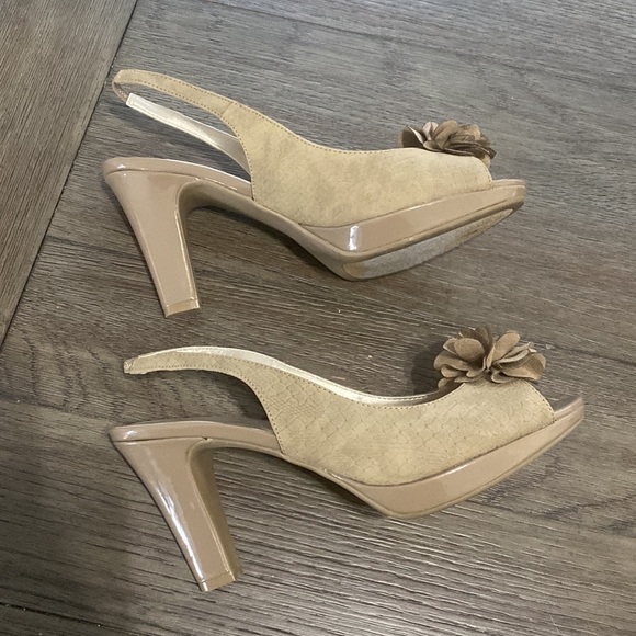 Karen Scott Women’s Bloom Tan Slingback Peep Toe Heel | size 10 - Picture 7 of 13